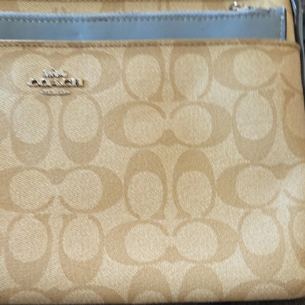 Coach Eadt/west  Signature Crossbody With Pop Up Removable Pouch - Picture 3 of 9